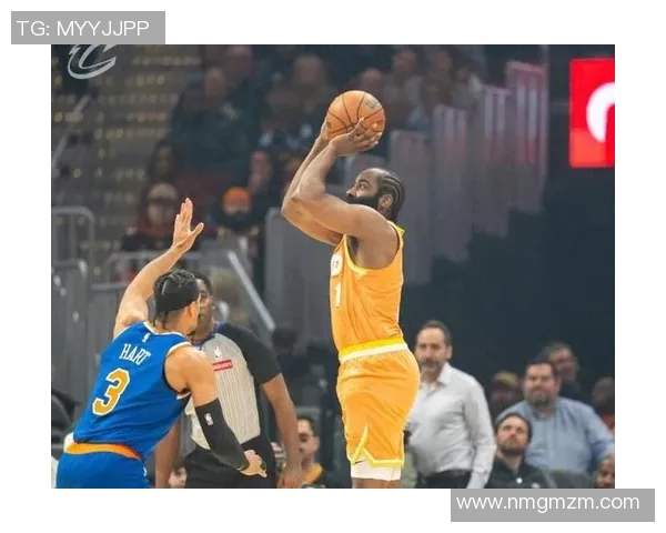 尼克斯与胡人激战正酣NBA赛场精彩对决引发球迷热议